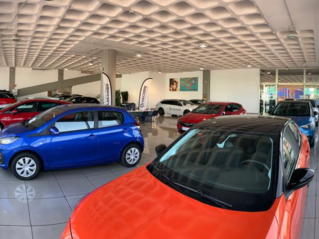 Foto real de la exposicin de venta de coches